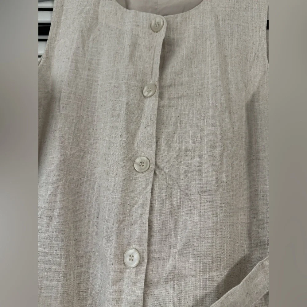 Button-Down Vest with Pockets - Picture 5 of 6